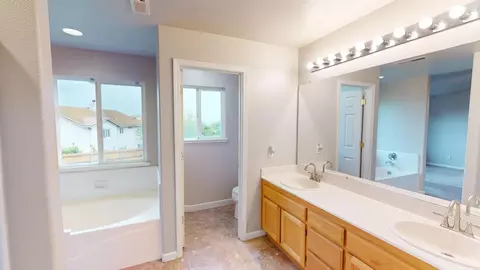 Bath - 949 Barrera St, Soledad, CA 93960 photo 4 of 6