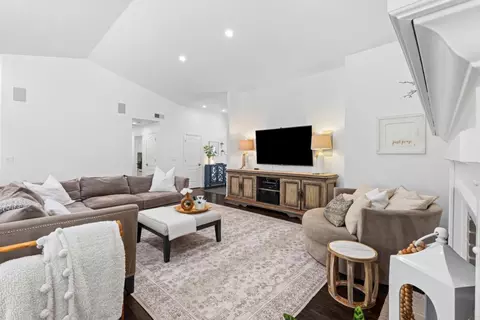 Living - 535 Bobbys Ln, Hollister, CA 95023 photo 2 of 2