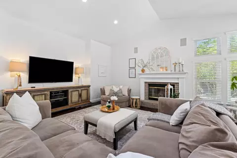 Living - 535 Bobbys Ln, Hollister, CA 95023 photo 1 of 2