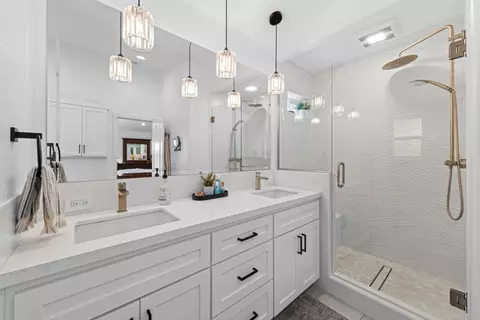 Bath - 535 Bobbys Ln, Hollister, CA 95023 photo 1 of 3
