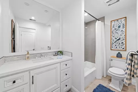 Bath - 535 Bobbys Ln, Hollister, CA 95023 photo 3 of 3