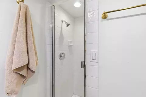 Bath - 533 Riverview Dr, Capitola, CA 95010 photo 4 of 7