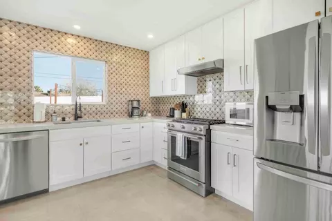 Kitchen - 7137 Hanford Ave, Yucca Valley, CA 92284 photo 4 of 5