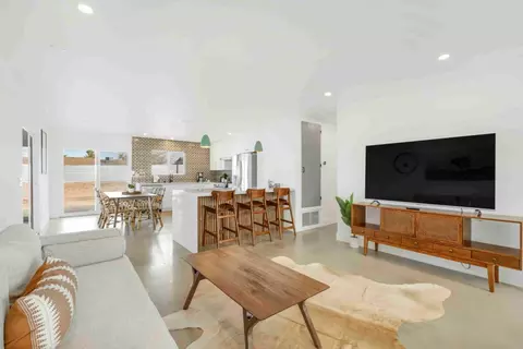 Living - 7137 Hanford Ave, Yucca Valley, CA 92284 photo 2 of 5