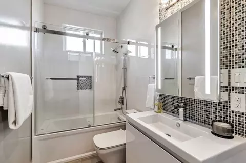 Bath - 1066 Larch Ave, Moraga, CA 94556 photo 3 of 6