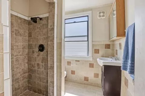 Bath - 474 Beech Ave, San Bruno, CA 94066 photo 3 of 3