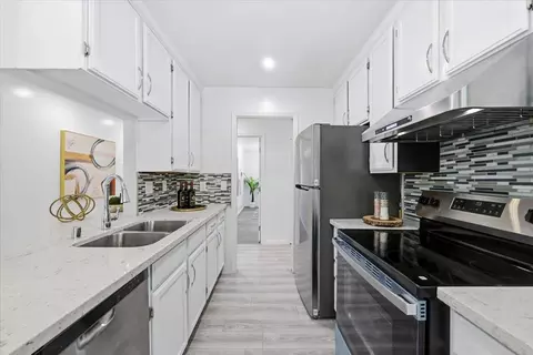 Kitchen - 99 E Middlefield Rd 34, Mountain View, CA 94043 photo 1 of 5
