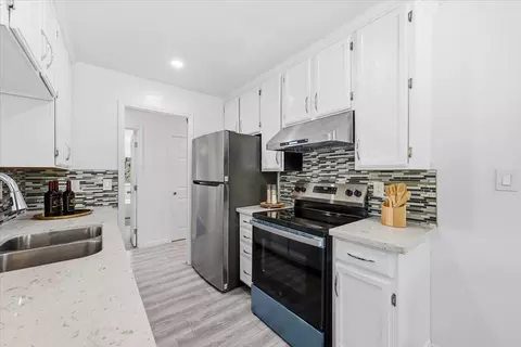 Kitchen - 99 E Middlefield Rd 34, Mountain View, CA 94043 photo 4 of 5