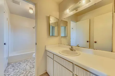 Bath - 19100 Creekside Pl, Salinas, CA 93908 photo 2 of 3