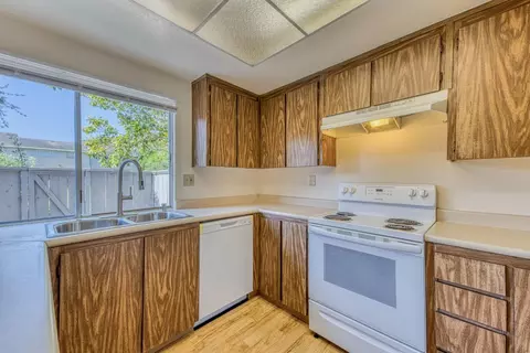 Kitchen - 19100 Creekside Pl, Salinas, CA 93908 photo 2 of 4