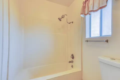 Bath - 19100 Creekside Pl, Salinas, CA 93908 photo 3 of 3