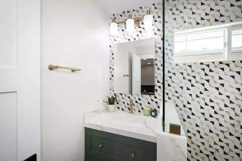 Bath - 936 Camelia St, Berkeley, CA 94710 photo 3 of 4