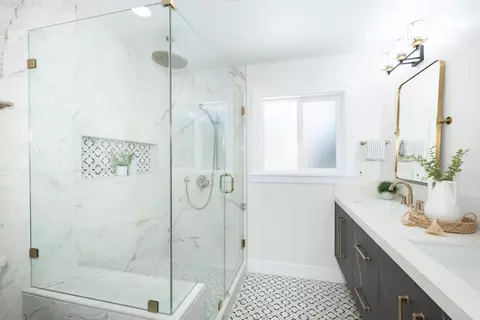 Bath - 936 Camelia St, Berkeley, CA 94710 photo 2 of 4