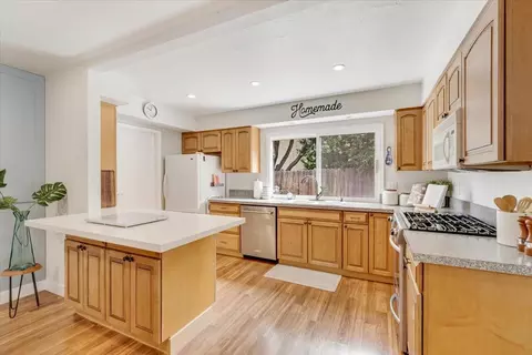 Kitchen - 9465 Valley Oak Way, Prunedale, CA 93907 photo 2 of 4