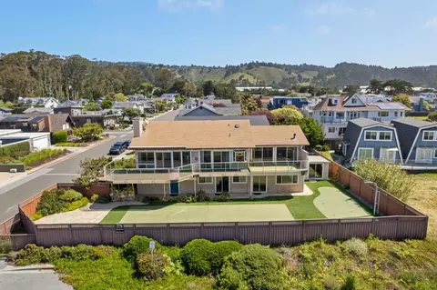 204 Roosevelt Blvd, Half Moon Bay, CA 94019