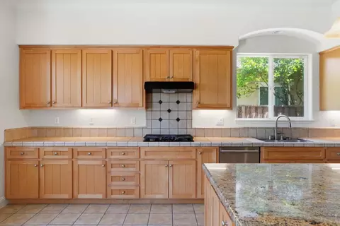Kitchen - 881 Trestle Pt, Lathrop, CA 95330 photo 3 of 4