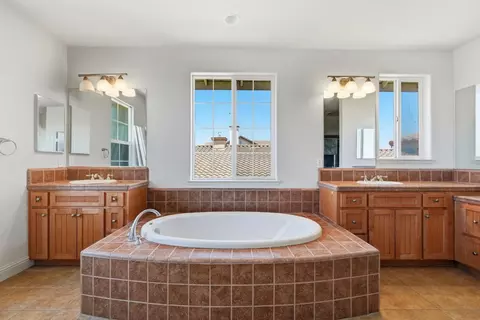 Bath - 881 Trestle Pt, Lathrop, CA 95330 photo 1 of 3