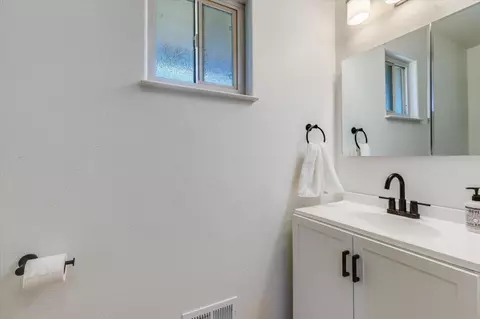 Bath - 10346 New Ave, Gilroy, CA 95020 photo 4 of 4