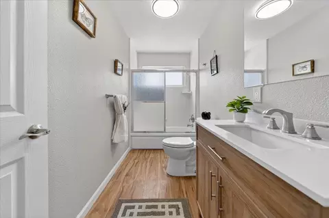 Bath - 782 Fairfax Dr, Salinas, CA 93901 photo 4 of 5