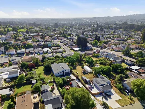View/Area - 23051 23051a Henry Ln, Hayward, CA 94541 photo 4 of 9