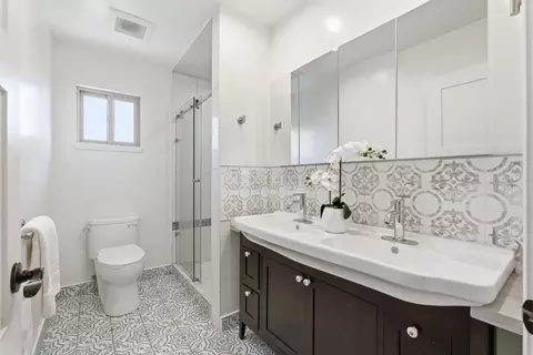 Bath - 23051 23051a Henry Ln, Hayward, CA 94541 photo 2 of 8