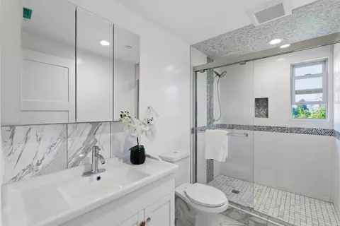 Bath - 23051 23051a Henry Ln, Hayward, CA 94541 photo 6 of 8