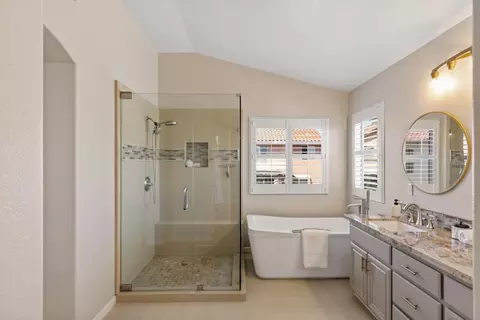 Bath - 345 Chardonnay Dr, Salinas, CA 93906 photo 2 of 4