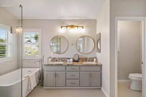 Bath - 345 Chardonnay Dr, Salinas, CA 93906 photo 1 of 4