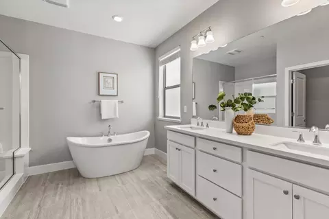 Bath - 5852 Virtual Ln, San Jose, CA 95119 photo 4 of 6