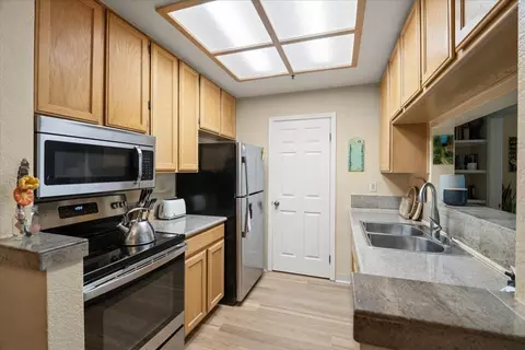 Kitchen - 511 Dursey Dr, Pinole, CA 94564 photo 2 of 2
