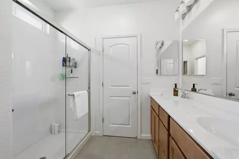 Bath - 1646 Siderits Way, Gilroy, CA 95020 photo 3 of 4