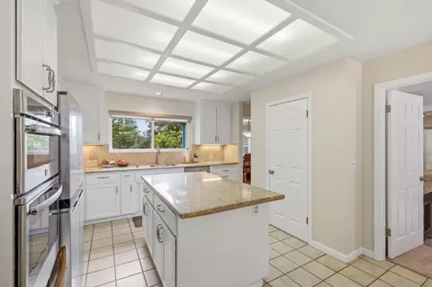 Kitchen - 585 Calle Del Sol, Aptos, CA 95003 photo 3 of 3