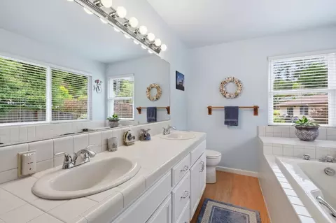 Bath - 585 Calle Del Sol, Aptos, CA 95003 photo 4 of 5