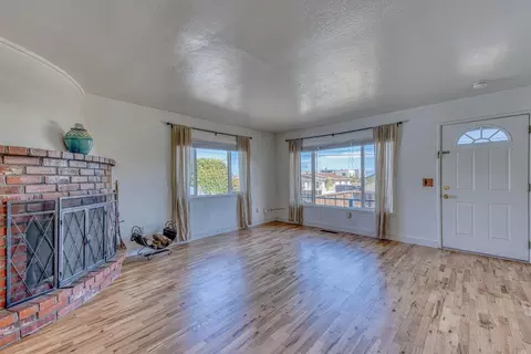 Living - 1212 Palm Ave, Seaside, CA 93955 photo 3 of 4