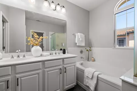 Bath - 993 Luz Del Sol Loop, Milpitas, CA 95035 photo 2 of 4