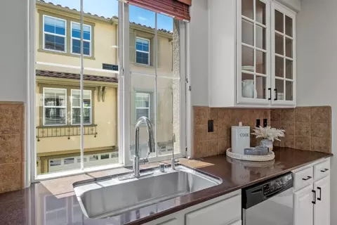 Kitchen - 993 Luz Del Sol Loop, Milpitas, CA 95035 photo 5 of 5