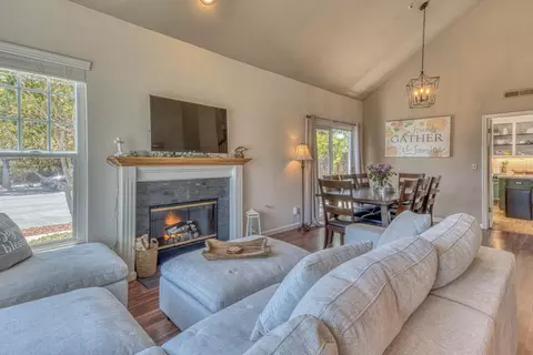 Living - 1992 Princeton Ct, Salinas, CA 93906 photo 2 of 3