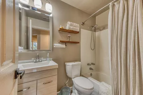 Bath - 1992 Princeton Ct, Salinas, CA 93906 photo 1 of 5