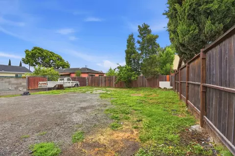 Exterior - 8715 E St, Oakland, CA 94621 photo 2 of 7
