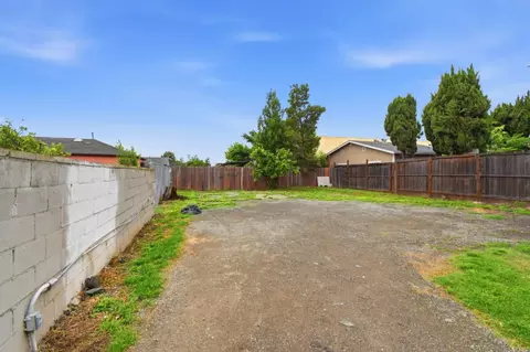 Exterior - 8715 E St, Oakland, CA 94621 photo 5 of 7