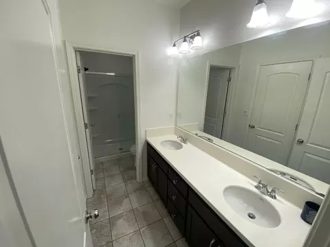 Bath - 1878 Plumas Dr, Lathrop, CA 95330 photo 4 of 7