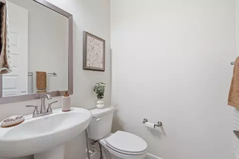 Bath - 4616 Ian Ln, Tracy, CA 95377 photo 7 of 9