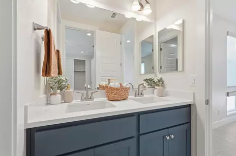 Bath - 4616 Ian Ln, Tracy, CA 95377 photo 8 of 9