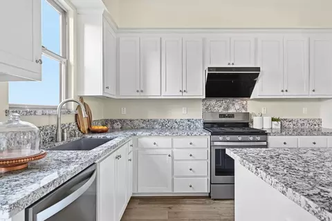 Kitchen - 2065 San Luis Ave, Mountain View, CA 94043 photo 2 of 4