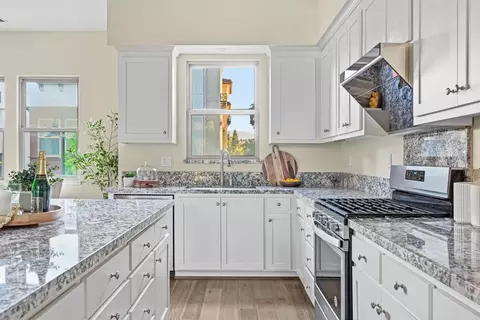 Kitchen - 2065 San Luis Ave, Mountain View, CA 94043 photo 3 of 4