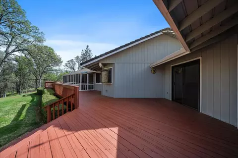 Exterior - 19862 Paso Robles Ave, Redding, CA 96003 photo 10 of 18