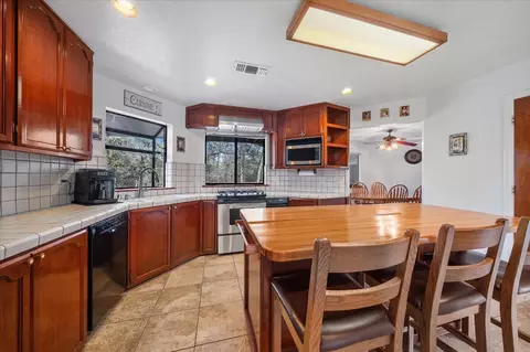 Kitchen - 19862 Paso Robles Ave, Redding, CA 96003 photo 2 of 3
