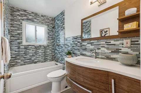 Bath - 898 Standish Rd, Pacifica, CA 94044 photo 3 of 3