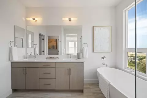 Bath - 819 Fassler Ave, Pacifica, CA 94044 photo 2 of 5