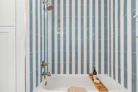 Bath - 4705 Garnet St, Capitola, CA 95010 photo 2 of 4